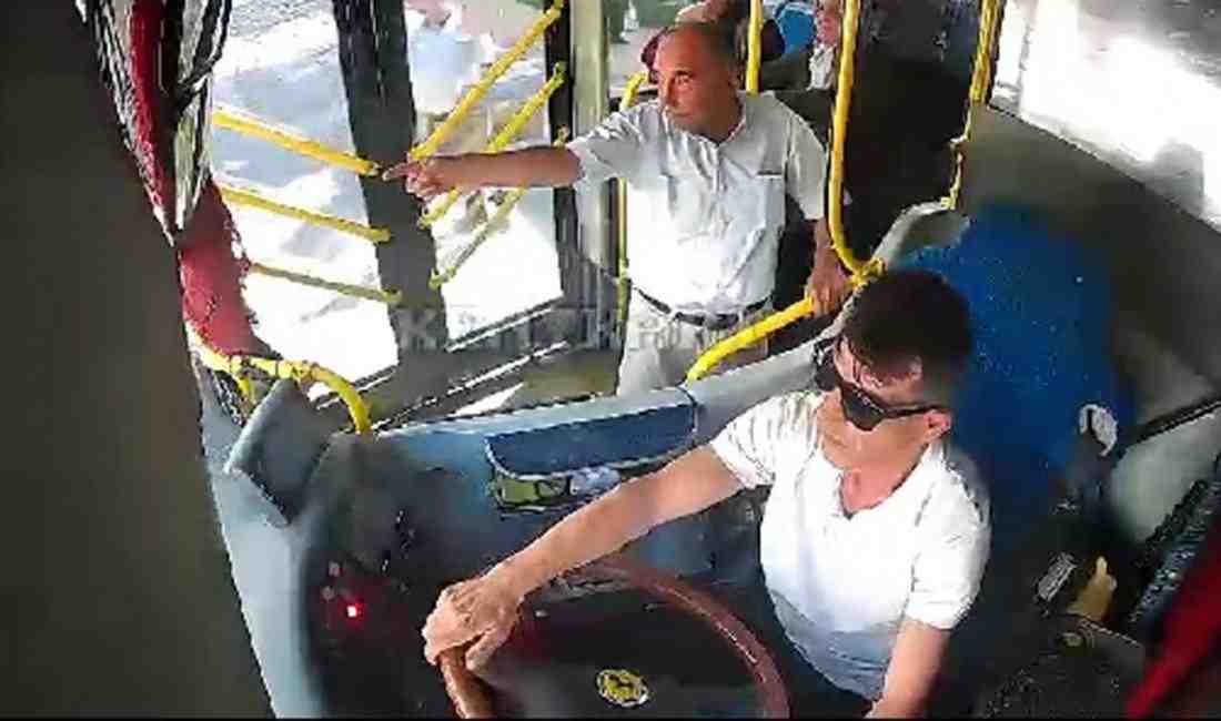 Fenalaşan Kadını Hastaneye Götüren Şoför Takdir Topladı Isparta’da özel halk otobüsü şoförü Musa Bayındır, seyir halindeyken fenalaşan