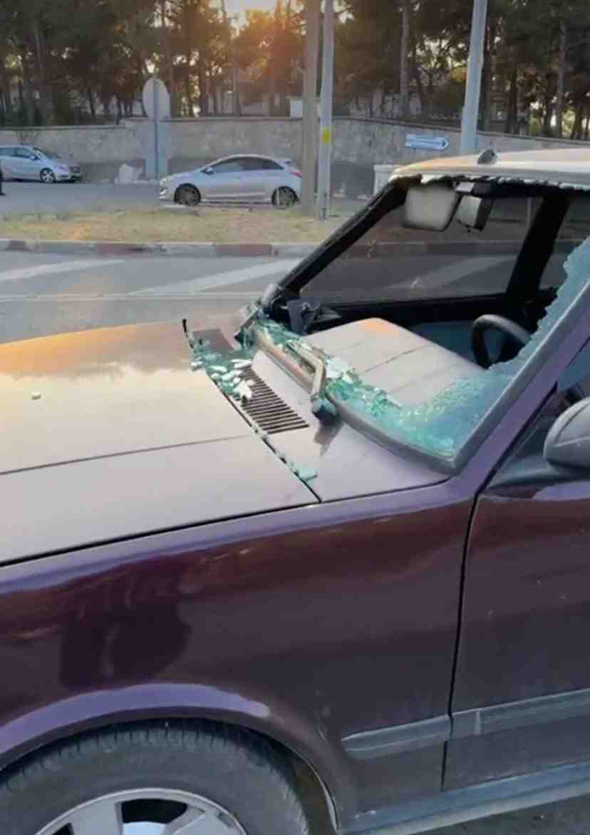 Yolun Karşısına Geçerken Otomobil ÇarptıÇanakkale’nin Güzelyalı köyü yakınlarında, Çanakkale-İzmir karayolunda
