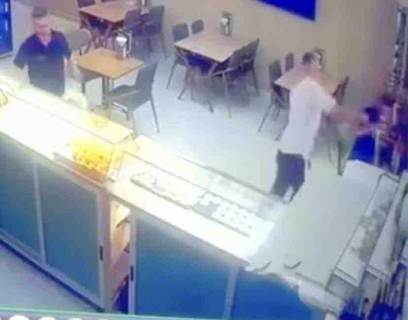 Aydın’ın Köşk ilçesinde bir pastanede çıkan tartışma, bıçaklı saldırıyla sonuçlandı.