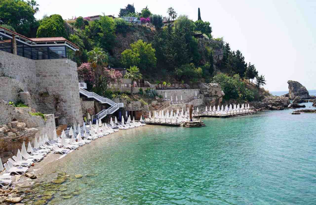 Tarihi Plajda Tartışma Yaratan FiyatAntalya’nın gözde turistik noktalarından Kaleiçi’nde yer
