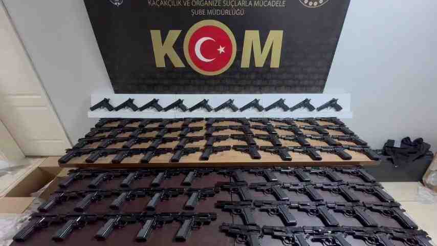 Silah Kaçakçılığına Darbe Sakarya’da polis ekipleri, kaçak silah ticaretine yönelik