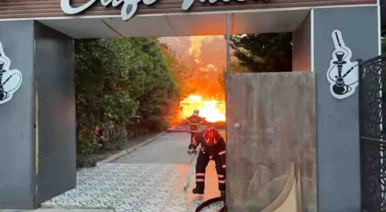 SAKARYA’nın Adapazarı ilçesindeki bir kafede çıkan yangın, yanında bulunan otele