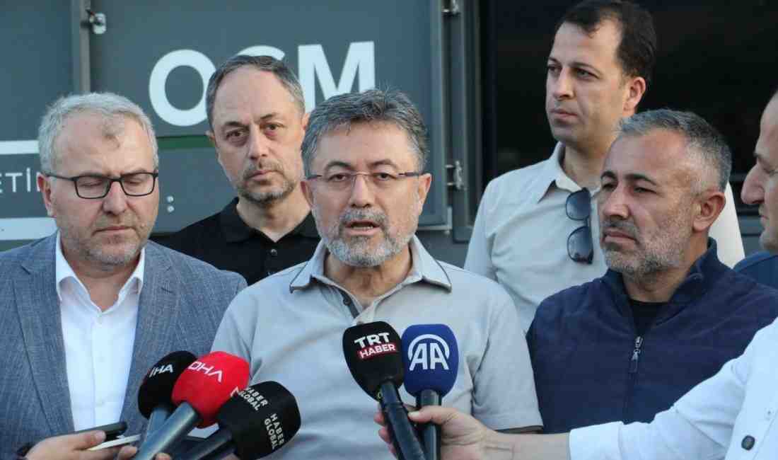 Tarım ve Orman Bakanı İbrahim Yumaklı, yangın söndürme çalışmalarının sürdüğü