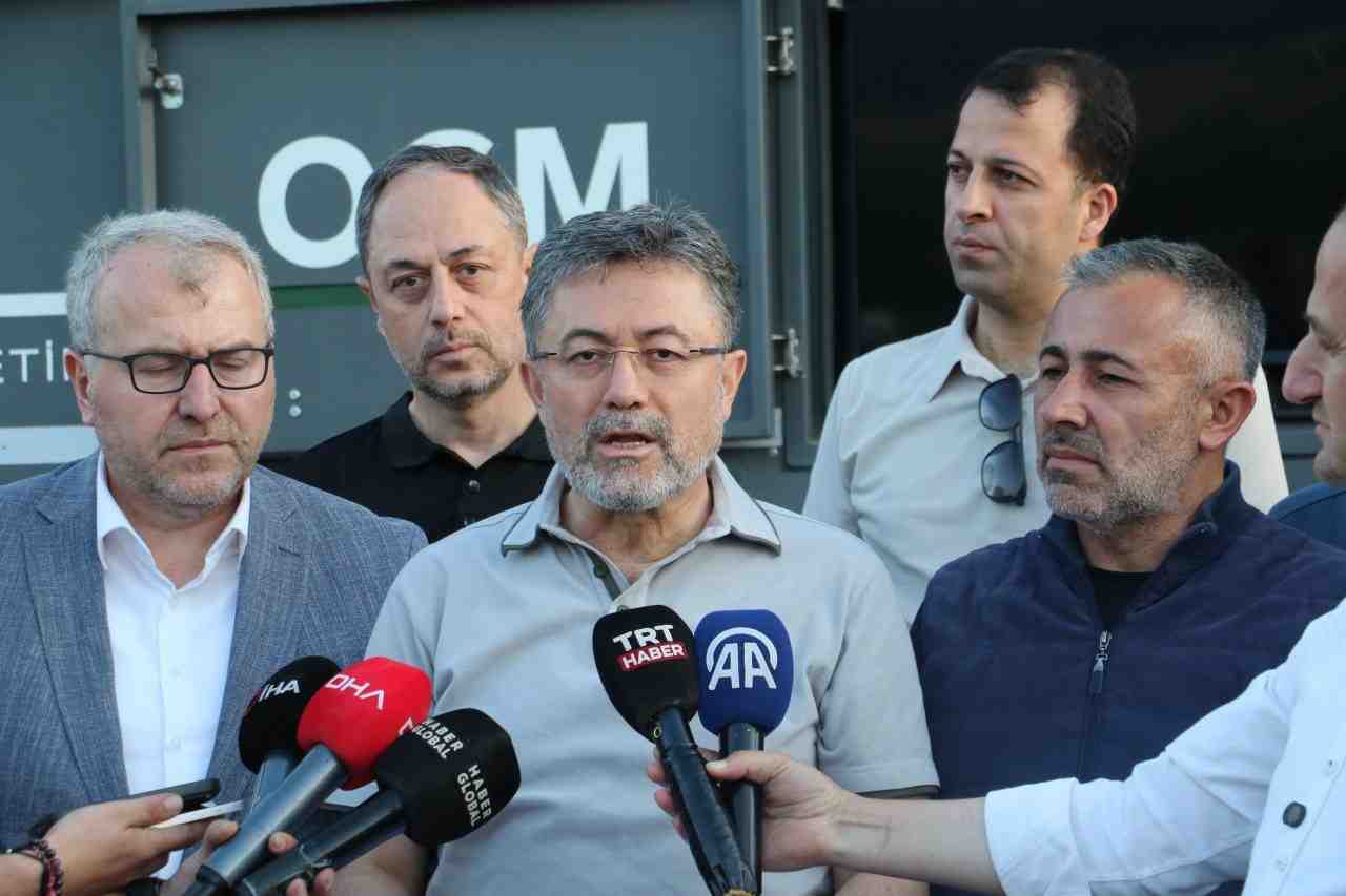 Tarım ve Orman Bakanı İbrahim Yumaklı, yangın söndürme çalışmalarının sürdüğü