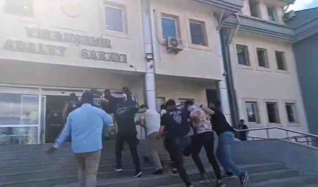 Şanlıurfa’da Göçmen Kaçakçılığı Operasyonu: 7 Şüpheli Tutuklandı Şanlıurfa’da, Suriye sınırından