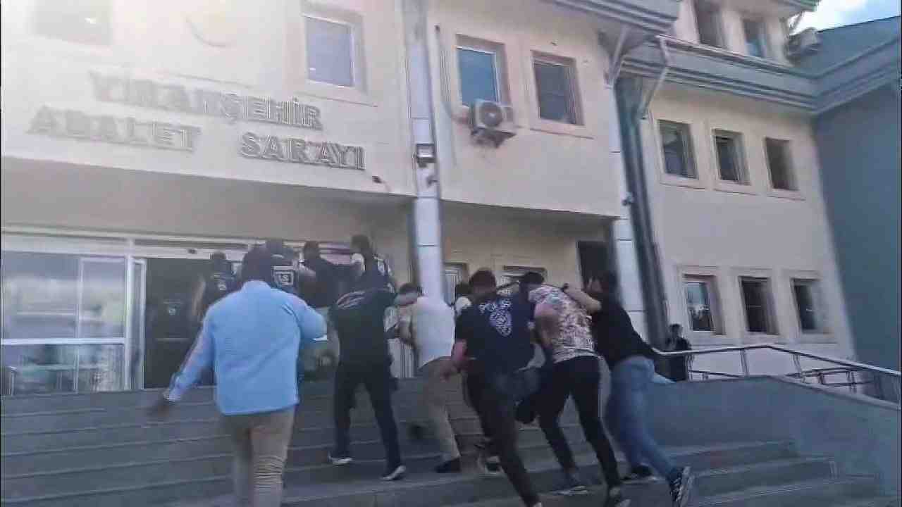 Şanlıurfa’da Göçmen Kaçakçılığı Operasyonu: 7 Şüpheli Tutuklandı Şanlıurfa’da, Suriye sınırından