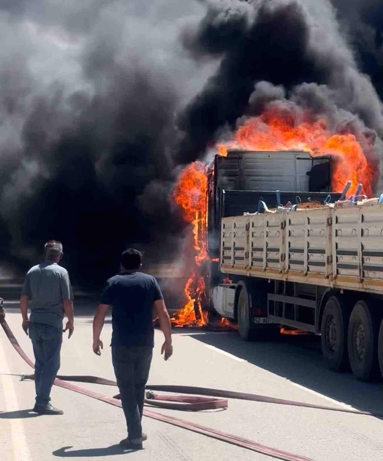 İran’a Giden TIR Seyir Halindeyken Alev Aldı Hakkari’nin Yüksekova ilçesinde
