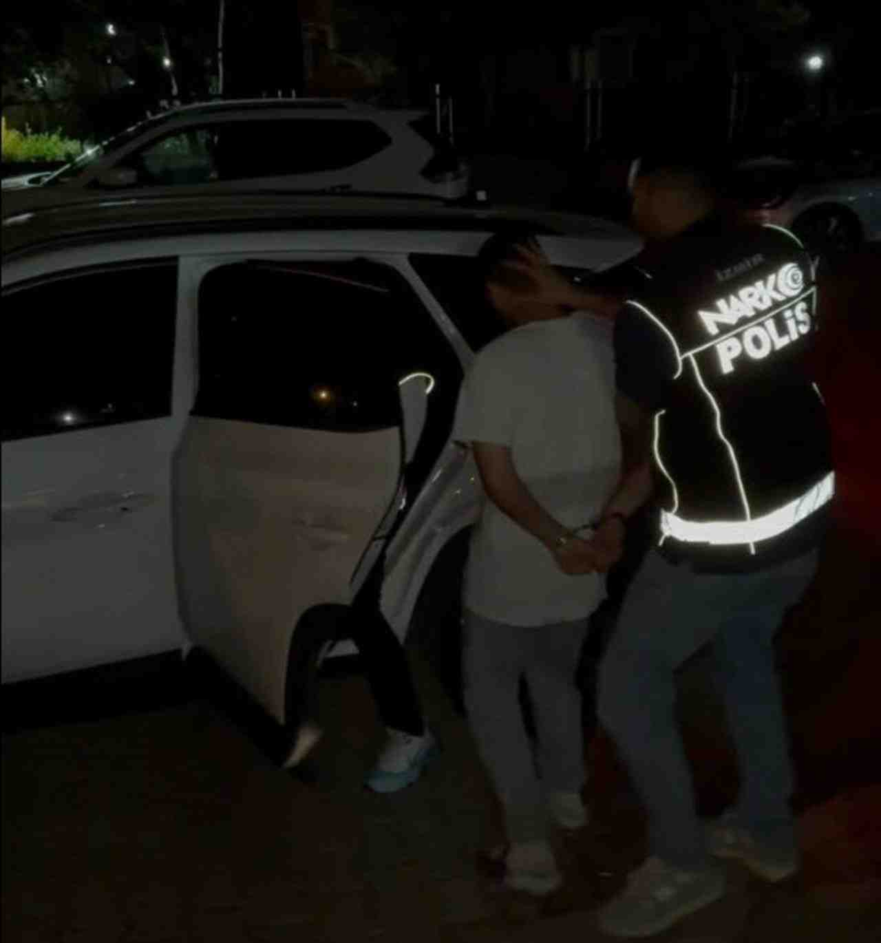 İzmir’in Bayraklı ilçesinde sosyal medya üzerinden uyuşturucu kullanımını özendirdiği belirlenen