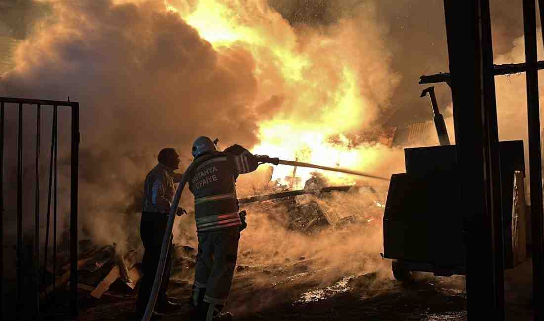 Alevler Kısa Sürede Tüm Atölyeyi Sardı Kütahya’nın Fuatpaşa Mahallesi’nde bulunan