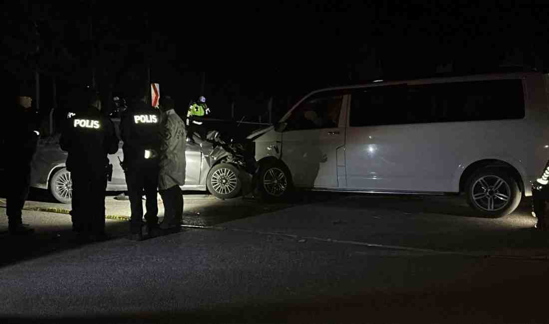 Sivas’ta gece saatlerinde ters şeride giren minibüs ile otomobilin çarpışması
