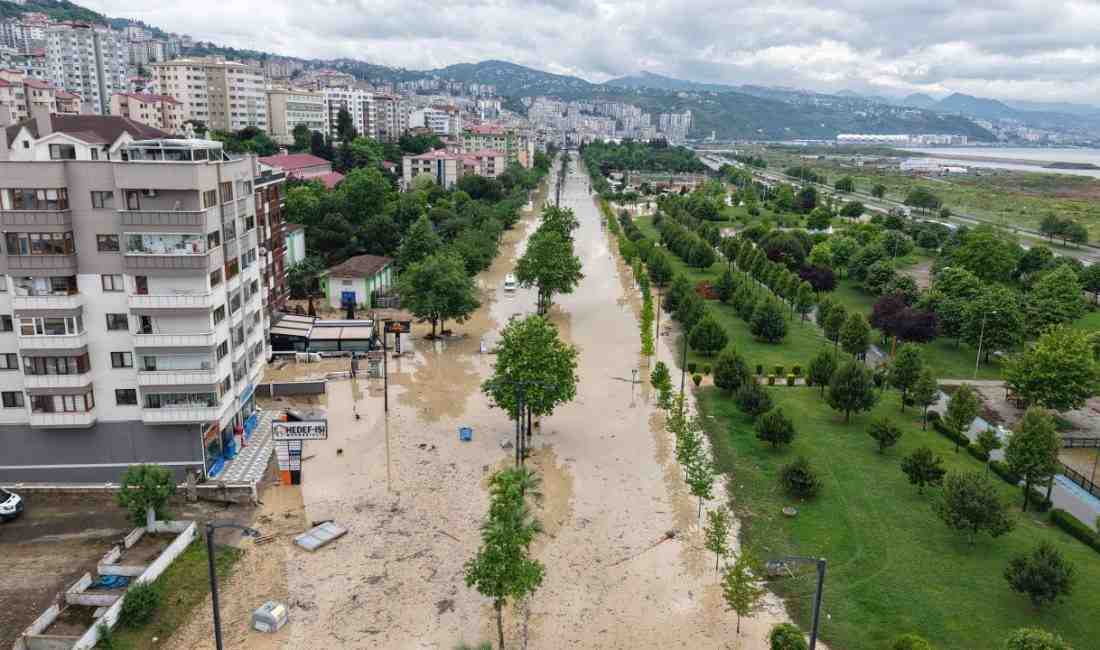 Trabzon’da dün etkili olan şiddetli sağanak yağış, kent genelinde büyük