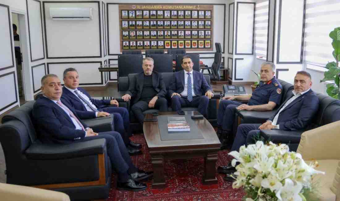 Bordo-Mavililerden Jandarma’ya 186. Yıl Kutlaması Trabzonspor Kulübü yöneticileri, Türk Jandarma