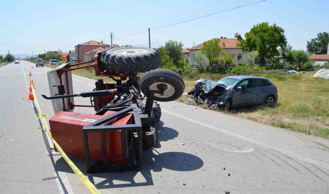 Aksaray’ın Seleciköyü girişinde meydana gelen kazada, kavşakta çarpışan traktör ve