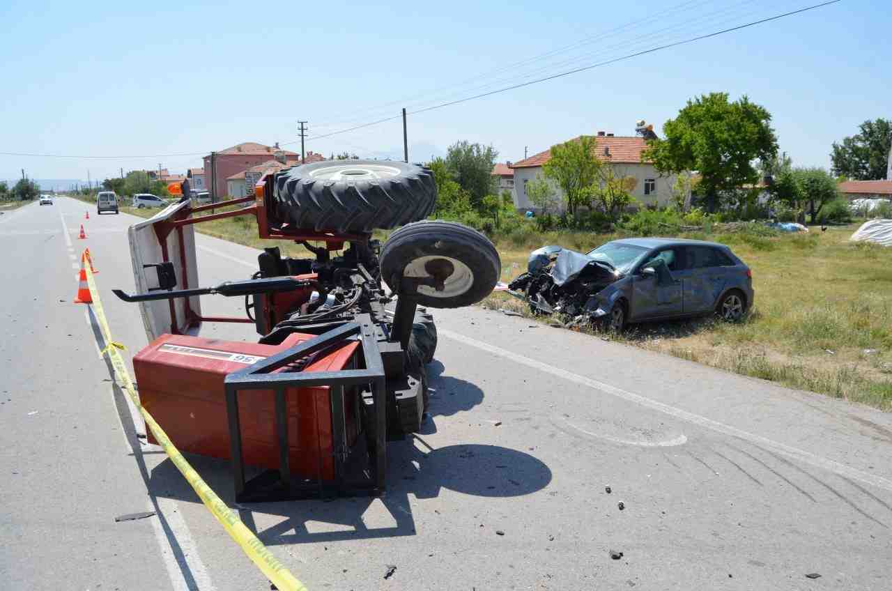 Aksaray’ın Seleciköyü girişinde meydana gelen kazada, kavşakta çarpışan traktör ve