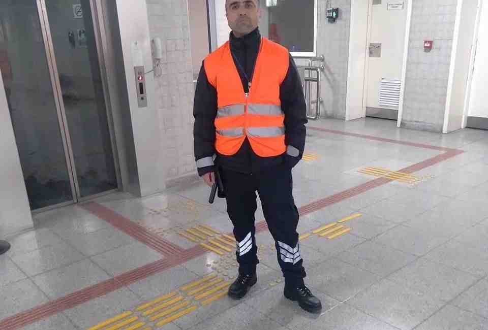 İzmir’in Menderes ilçesinde, İzmir Banliyö Sistemi’nde (İZBAN) sigara içtiği için