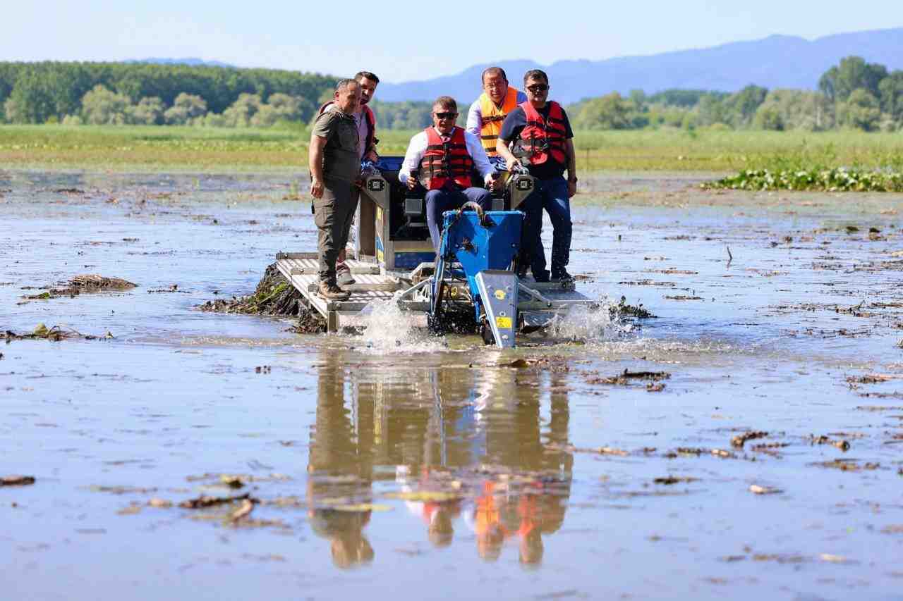 Amfibik Saz Kesme Makinesi İlk Kez KullanıldıDüzce’nin Gölyaka ilçesinde bulunan
