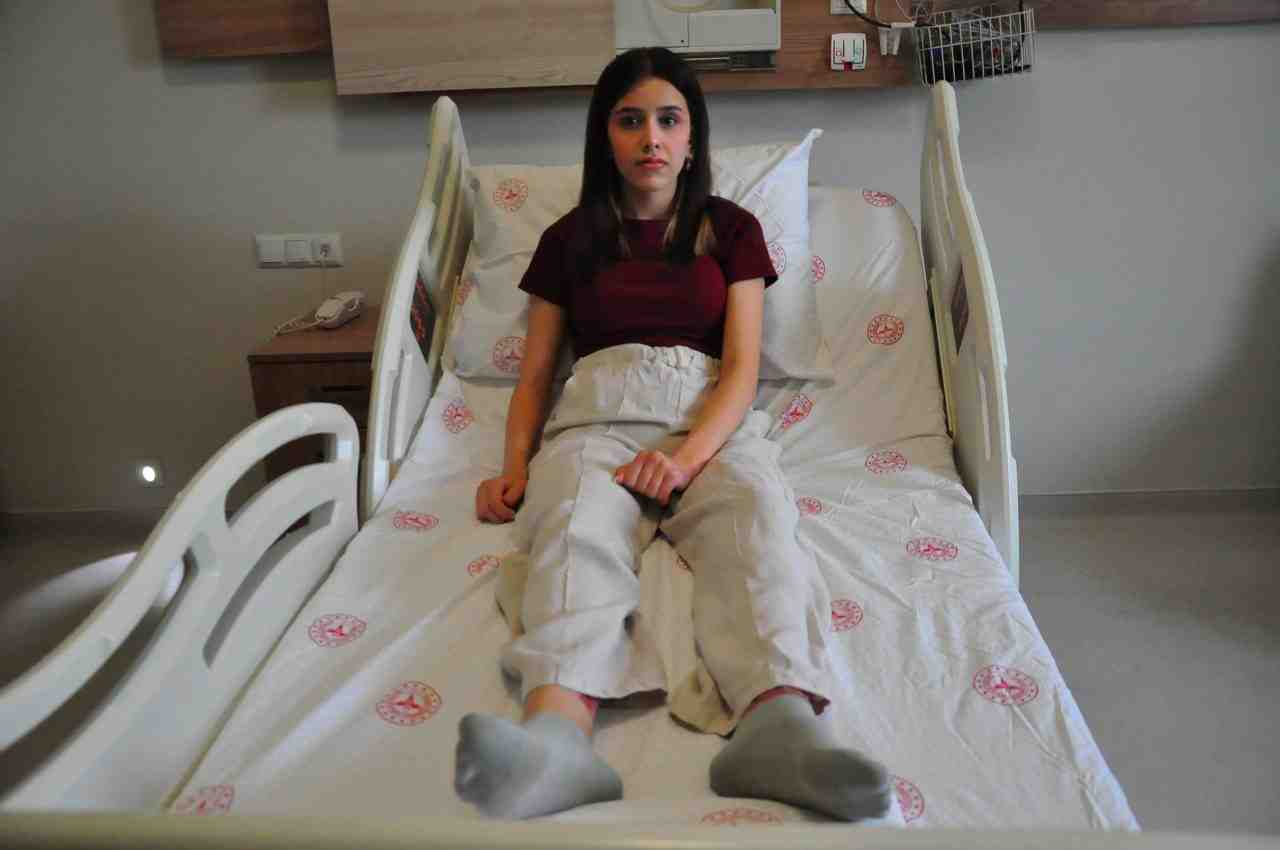 Manisa’da Bir İlk: Yapay Deri Ameliyatıyla Voleybolcu Zeynep’in Bacağı Kurtarıldı