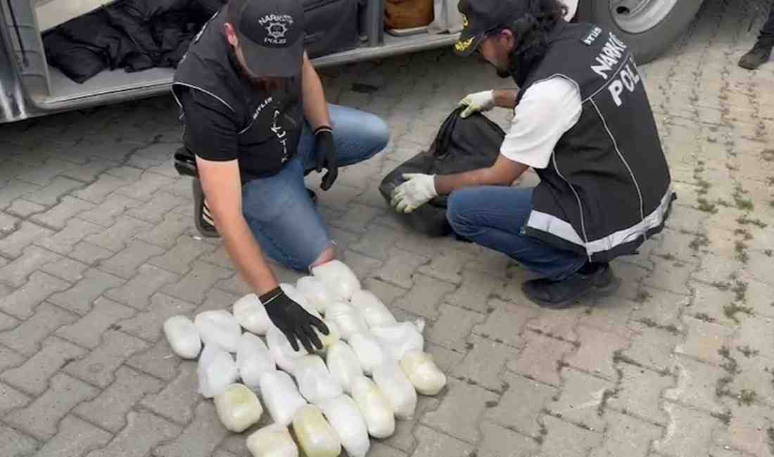 Bitlis’in Tatvan ilçesinde polis ekipleri tarafından durdurulan bir yolcu otobüsünde