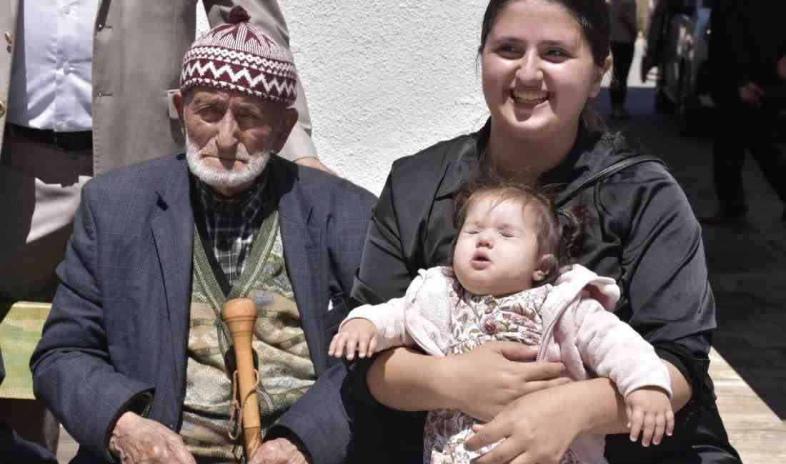 Sivas’ın Zara ilçesinde yaşayan Mehmet Ateş, tam 100 yaşına girdi.