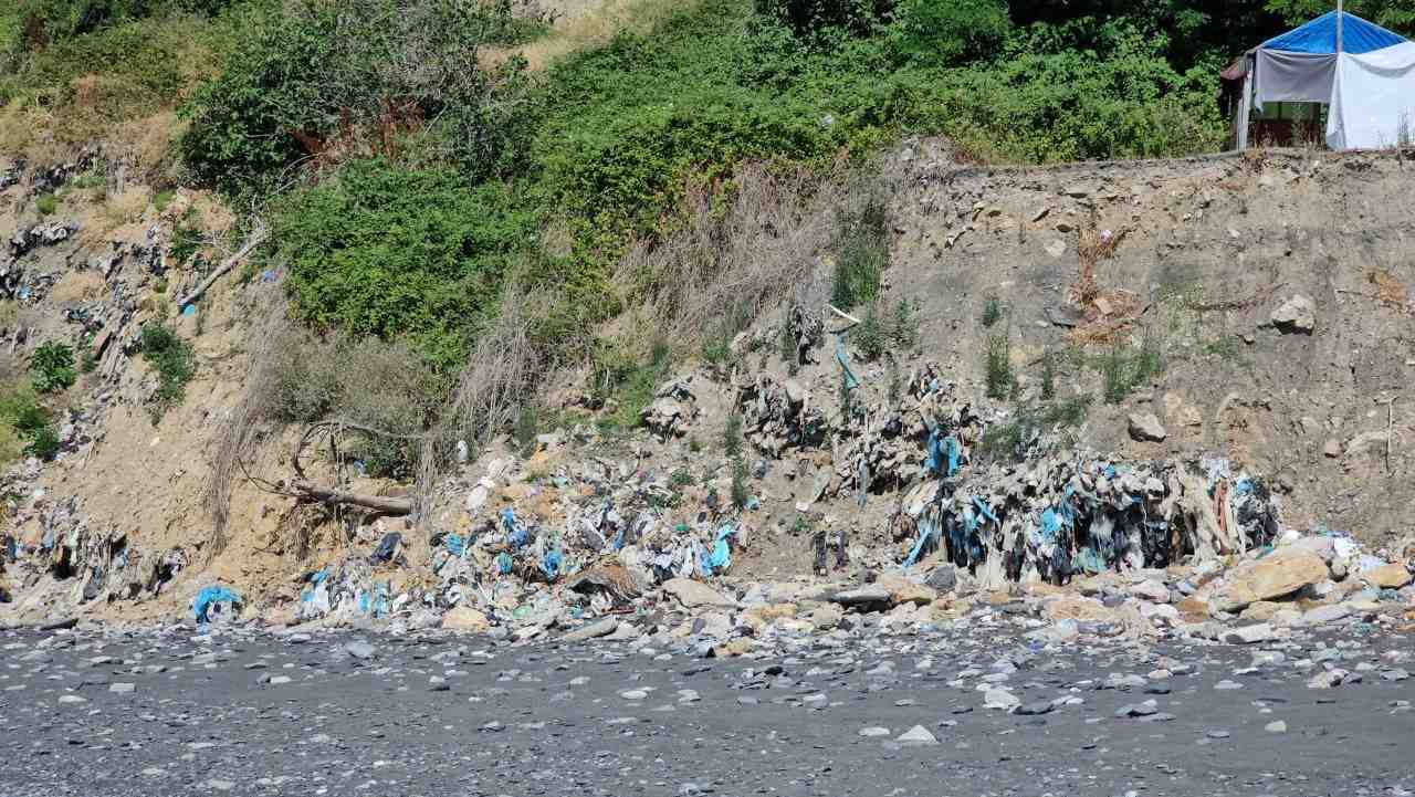 Zonguldak’ın Kozlu Sahili, yıllar önce kapatılan eski çöplük alanın yarattığı