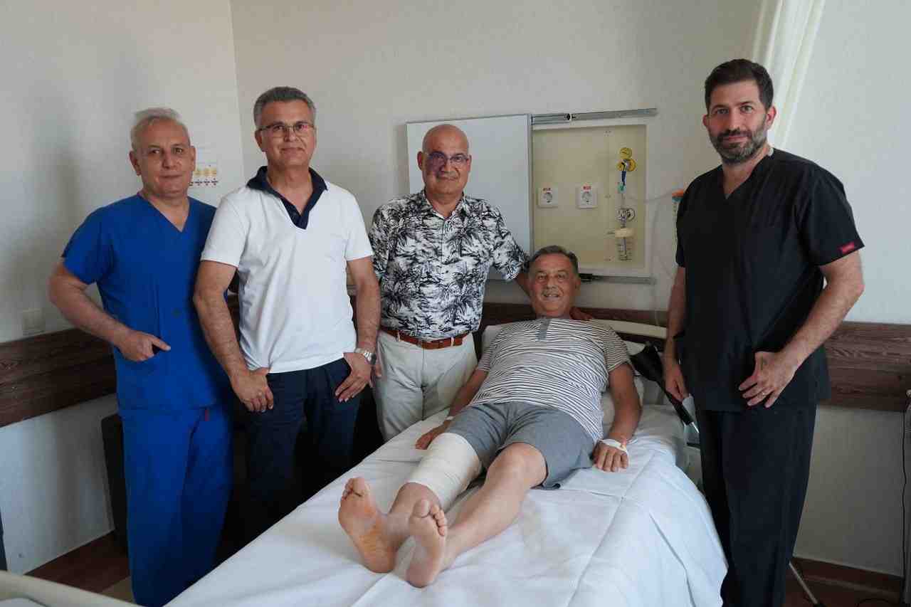 Antalya’da Total Diz Protezi Ameliyatında Yapay Zeka Destekli Robot KullanıldıAntalya’da,