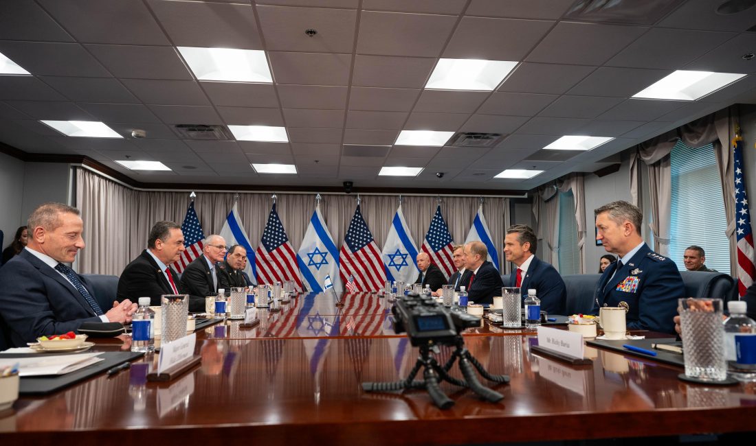 Pentagon’da Kritik ZirveABD Savunma Bakanı Pete Hegseth, İsrail Savunma Bakanı