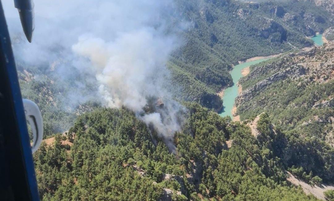 Adana Kozan’da Orman Yangını: Bölgeye Müdahale Ekipleri Sevk Edildi Adana’nın Kozan ilçesinde, Enizçakırı Mahallesi Kuşkayası mevkisinde öğle saatlerinde orman