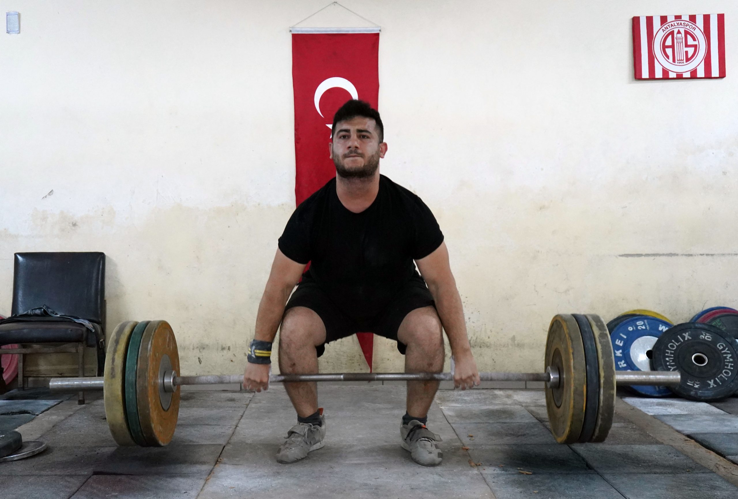 Antalya’nın Kepez ilçesinde, bir okulun bodrum katında bulunan sığınak salonunda