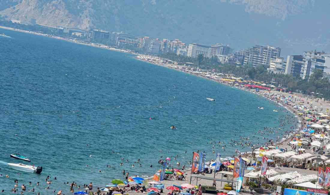 Antalya’da mevsim normallerinin oldukça üzerinde seyreden hava sıcaklıkları, hayatı olumsuz