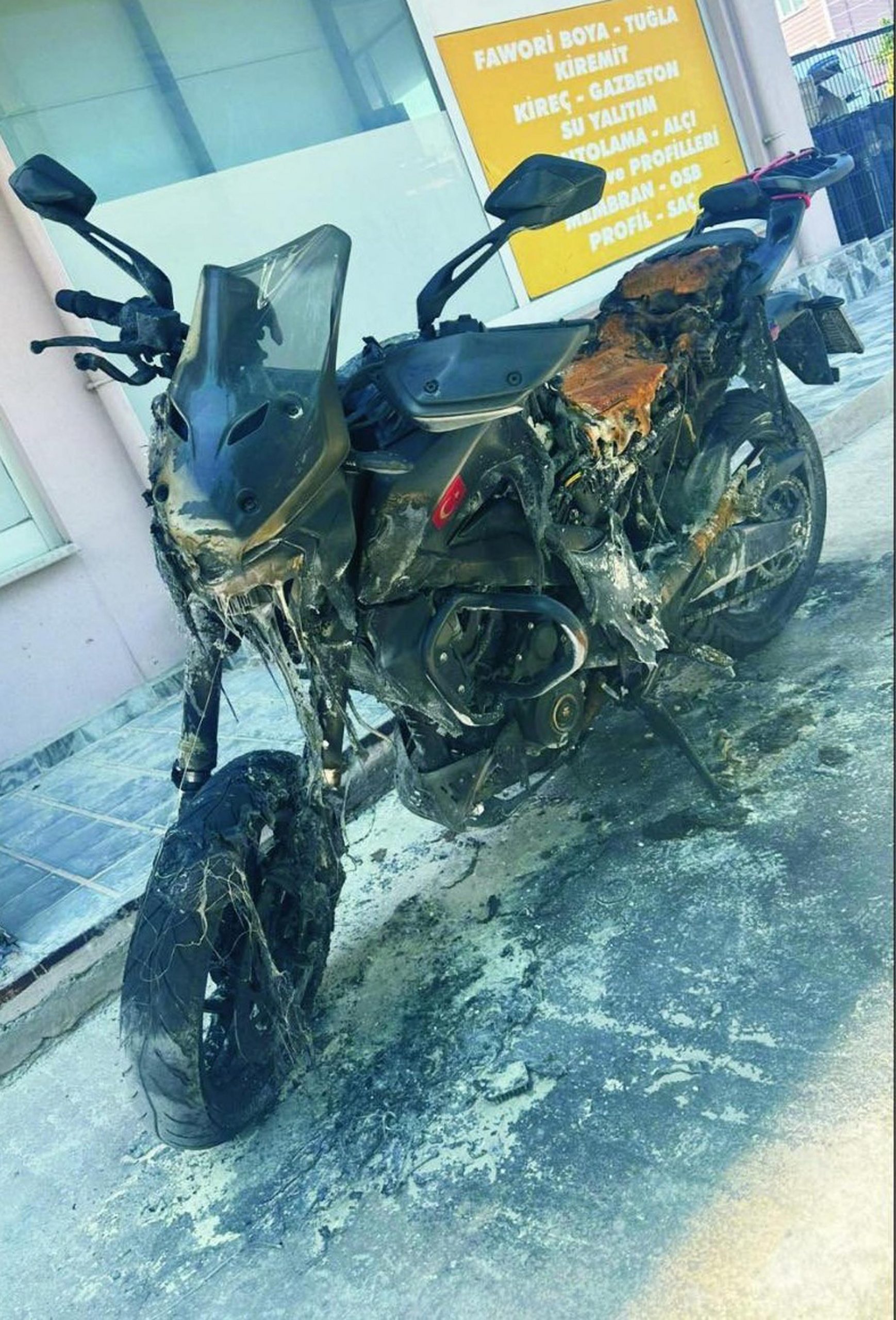 Çanakkale’de, iki yıl önce boşandığı eşinin motosikletini yaktırdığı belirlenen M.D.