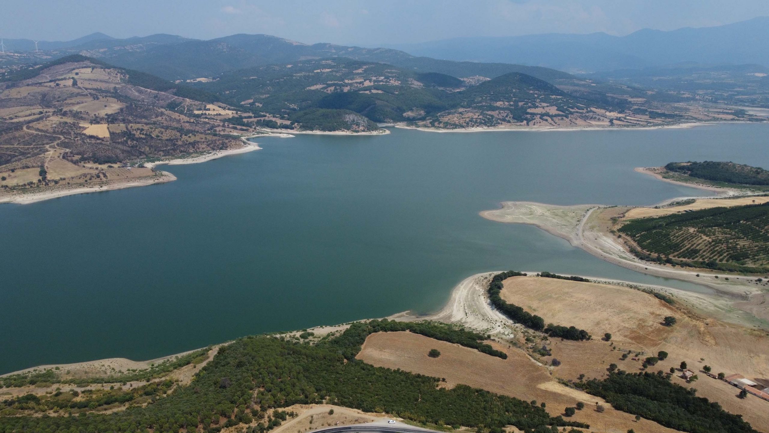 Çanakkale’nin Kaz Dağları’ndan beslenen Bayramiç Barajı, sıcaklık ve kuraklık nedeniyle