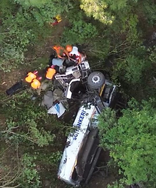 Su Tankeri Yamaçtan Düştü: 1 Ölü, 2 Yaralı Gürsu ve Kestel ilçelerindeki orman yangınını söndürme çalışmalarına destek vermek