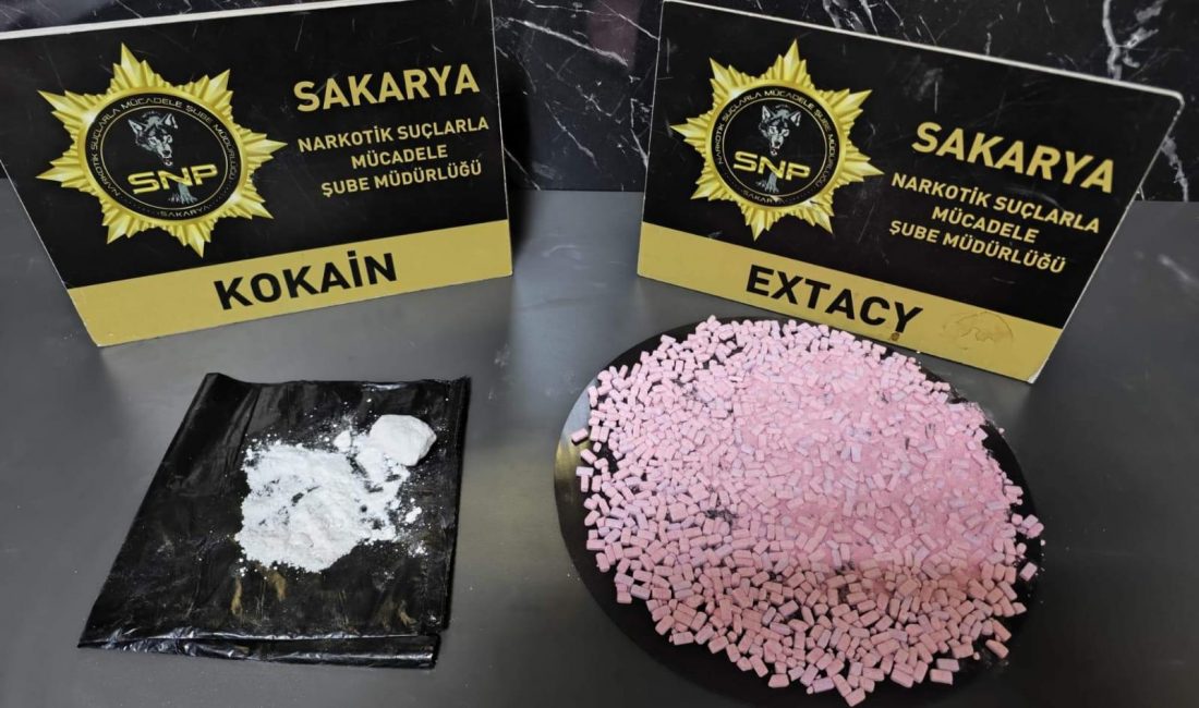 Sakarya’da Uyuşturucu Operasyonu: 795 Ecstasy ve 31 Gram Kokain Ele Geçirildi Sakarya’da düzenlenen uyuşturucu operasyonunda, polis ekipleri İstanbul’dan gelen bir aracı