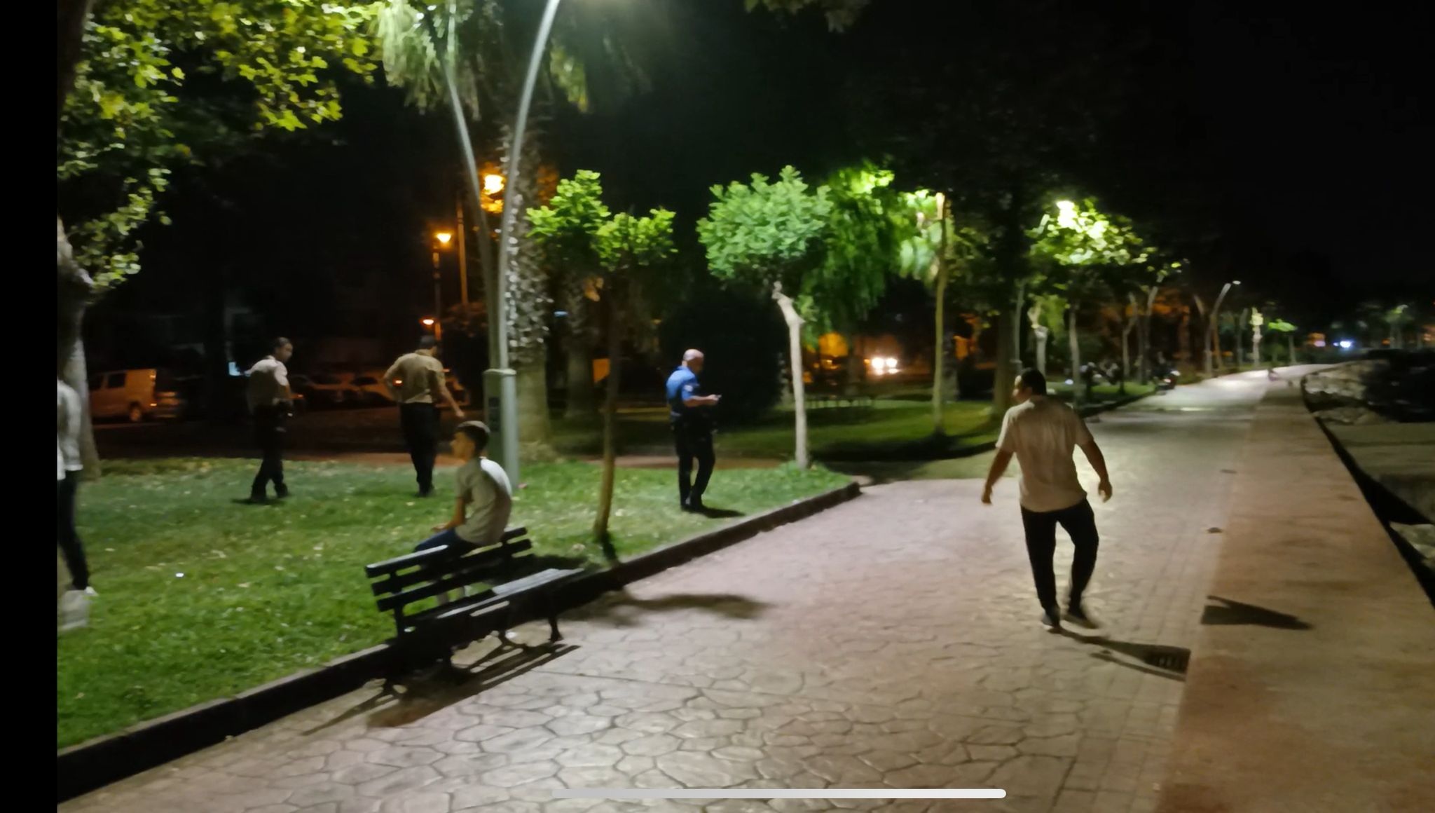Kocaeli’nin Karamürsel ilçesinde, eşiyle birlikte yürüyen Uğur Deniz (35), daha