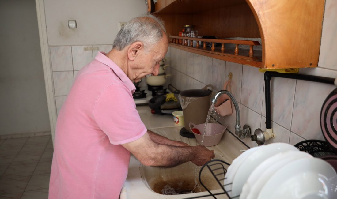 Antalya’nın Kepez ilçesinde yaşayan 71 yaşındaki Mehmet Binicioğlu, liseye giden