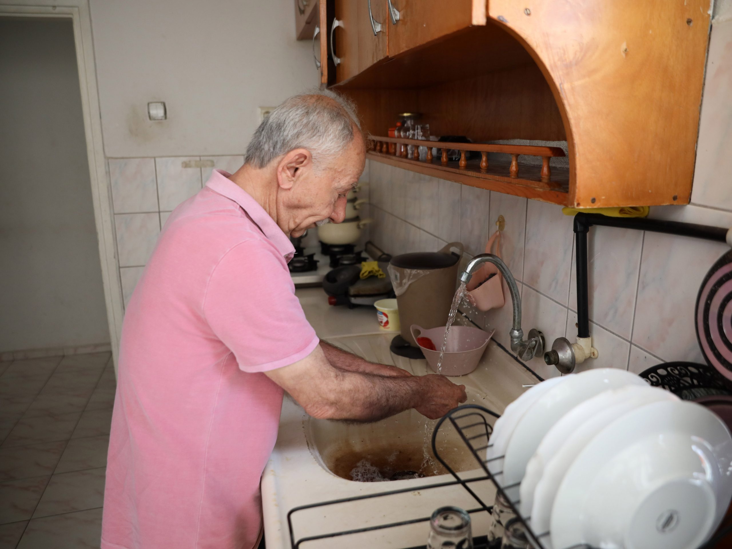 Antalya’nın Kepez ilçesinde yaşayan 71 yaşındaki Mehmet Binicioğlu, liseye giden