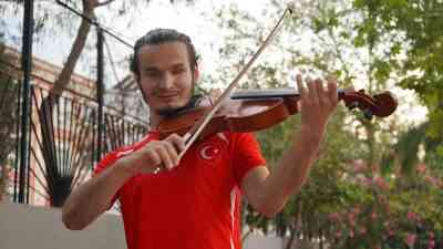 Akdeniz Üniversitesi Güzel Sanatlar Fakültesi Müzik Bölümü son sınıf öğrencisi