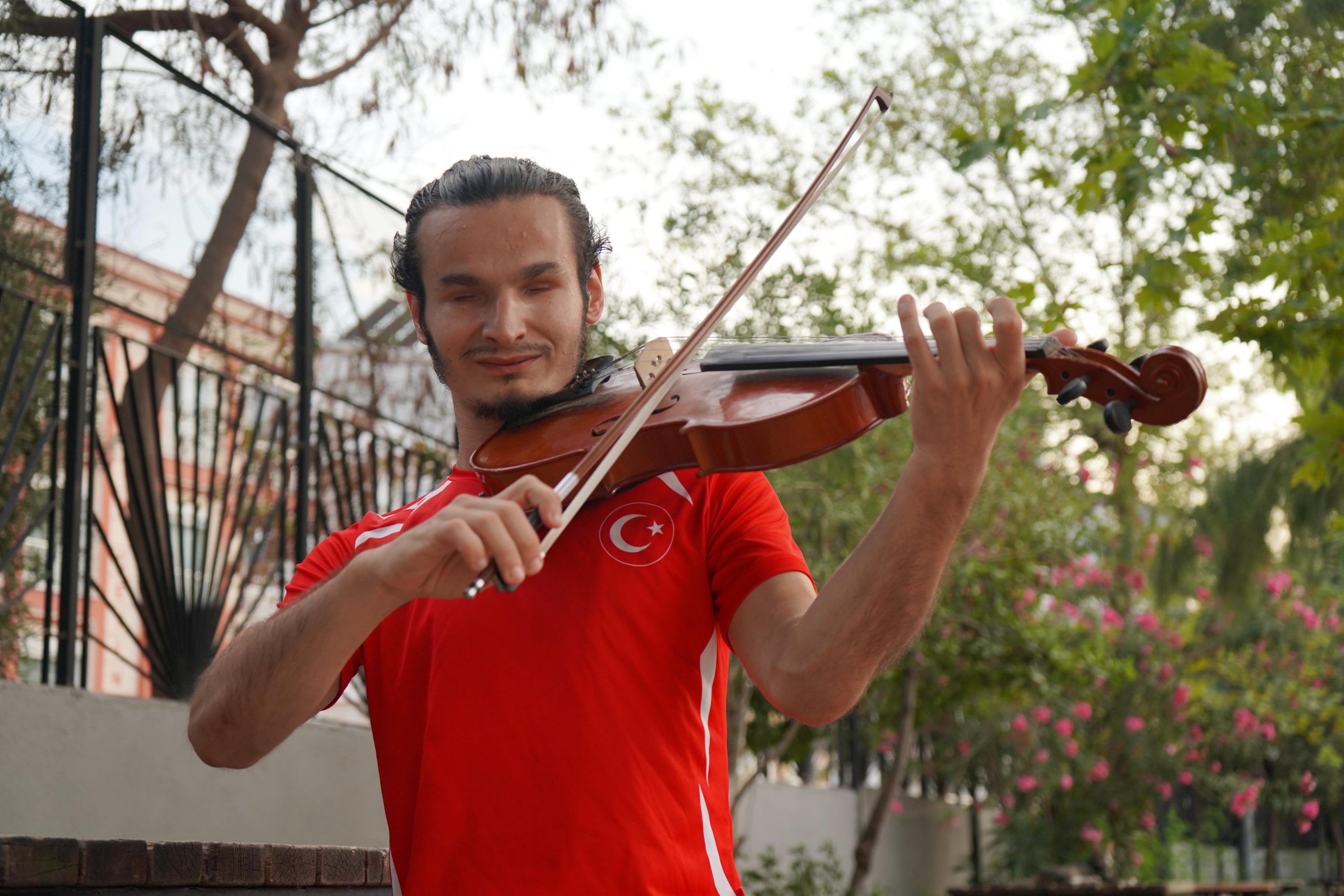 Akdeniz Üniversitesi Güzel Sanatlar Fakültesi Müzik Bölümü son sınıf öğrencisi