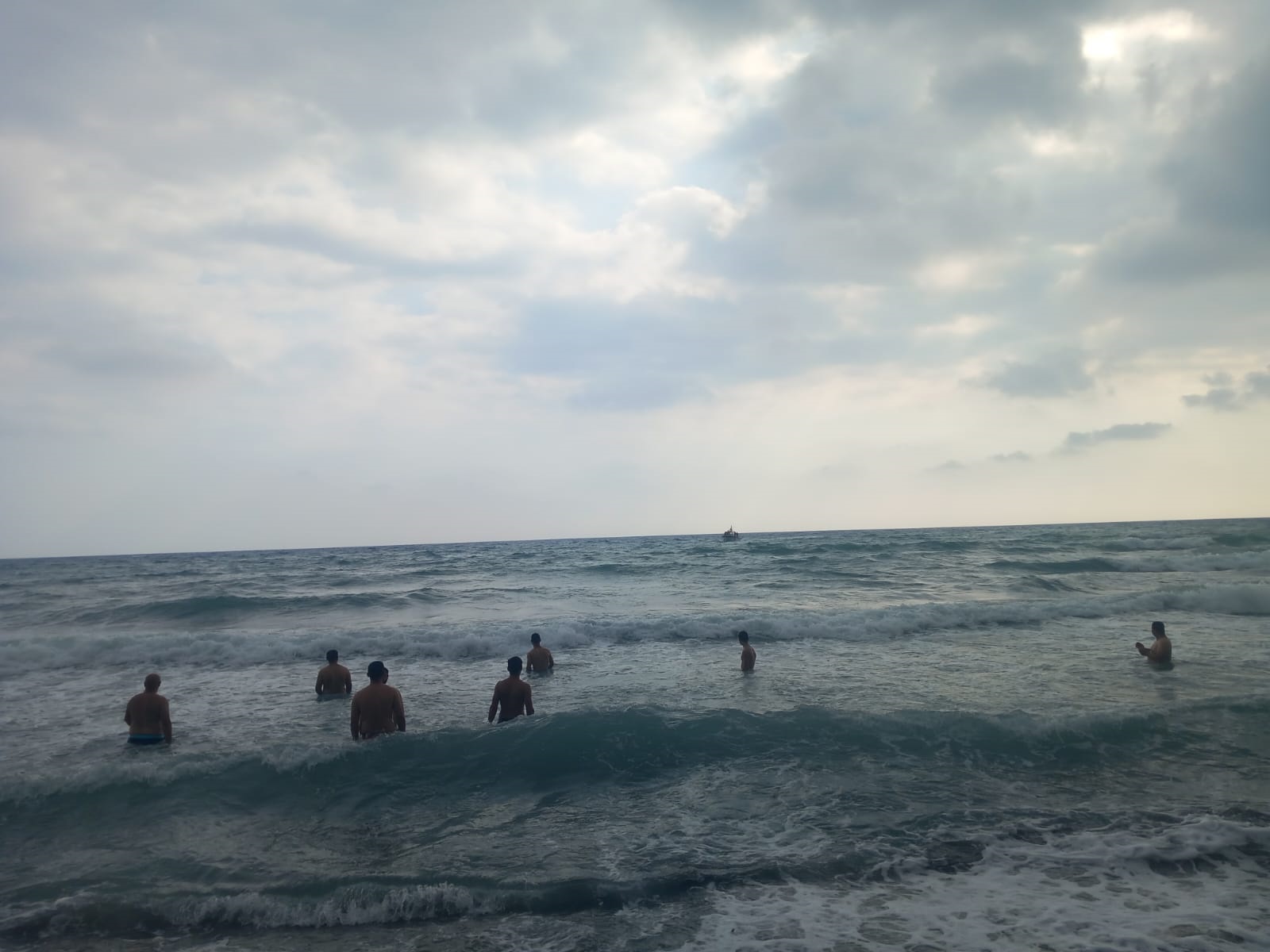 Çevlik Plajı’nda Panik Dolu AnlarHatay’ın Samandağ ilçesine bağlı Çevlik Plajı’nda,