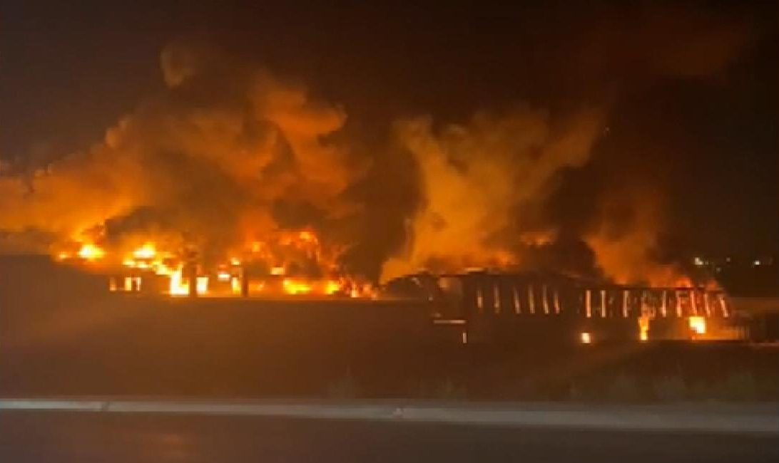 Yangın, Fabrikada Büyük Hasara Neden Olurken, Çevre Güvenliği İçin Ekipler