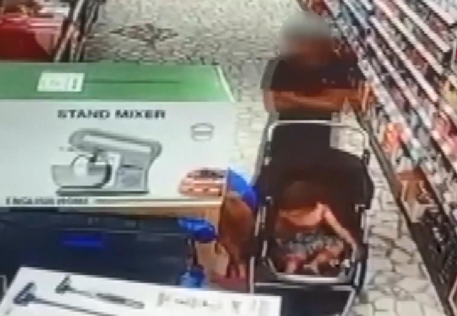 Market alışverişi yapar gibi davranan kadın, reyonlardan topladığı ürünleri bebek