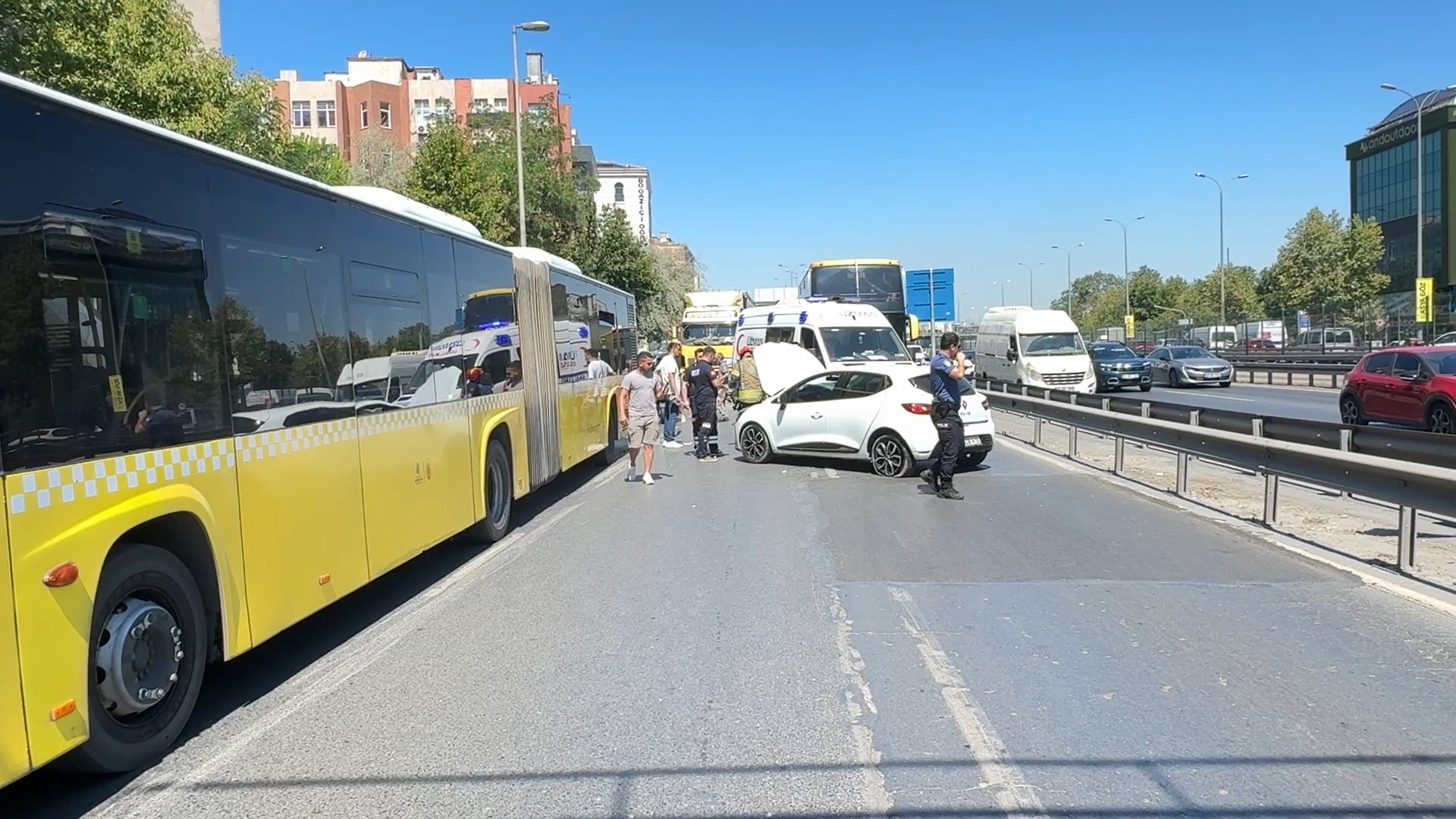 İstanbul Avcılar’da D-100 yan yolda kontrolden çıkan bir otomobil, durağa