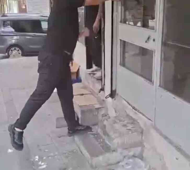 Kaybolan Telefonu Sinyallerle Takip Etti, Çekiçle Dükkanın Kapısını Kırdı İstanbul’un