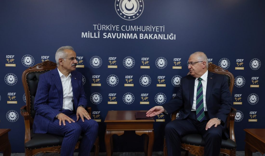 Bakanlar Güler ve Uraloğlu, IDEF 2025 Fuarı’nda Bir Araya Geldi Milli Savunma Bakanı Yaşar Güler, Ulaştırma ve Altyapı Bakanı Abdulkadir