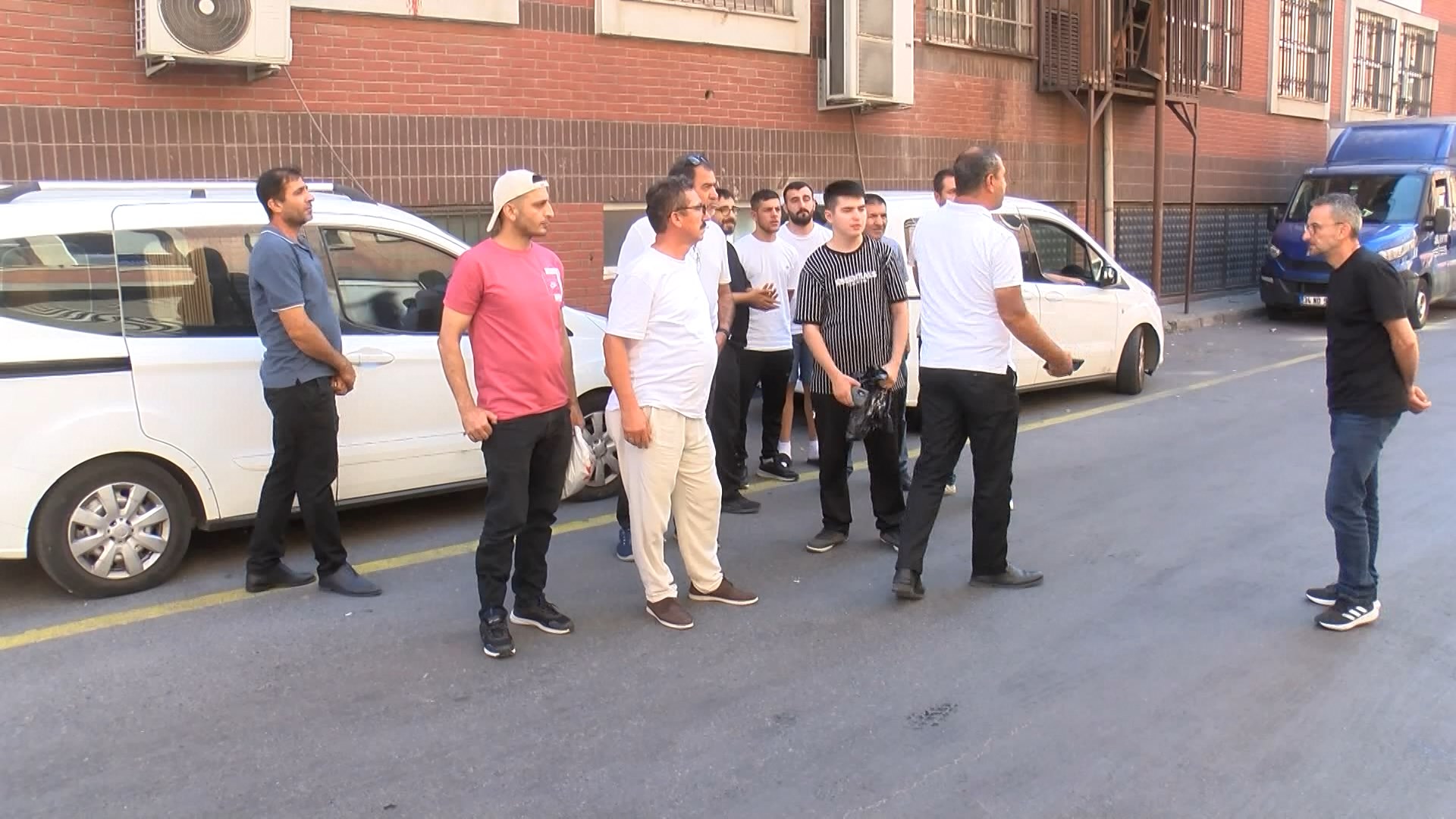 İstanbul Başakşehir’de bulunan bir ayakkabı imalat fabrikasında çalışan yaklaşık 140