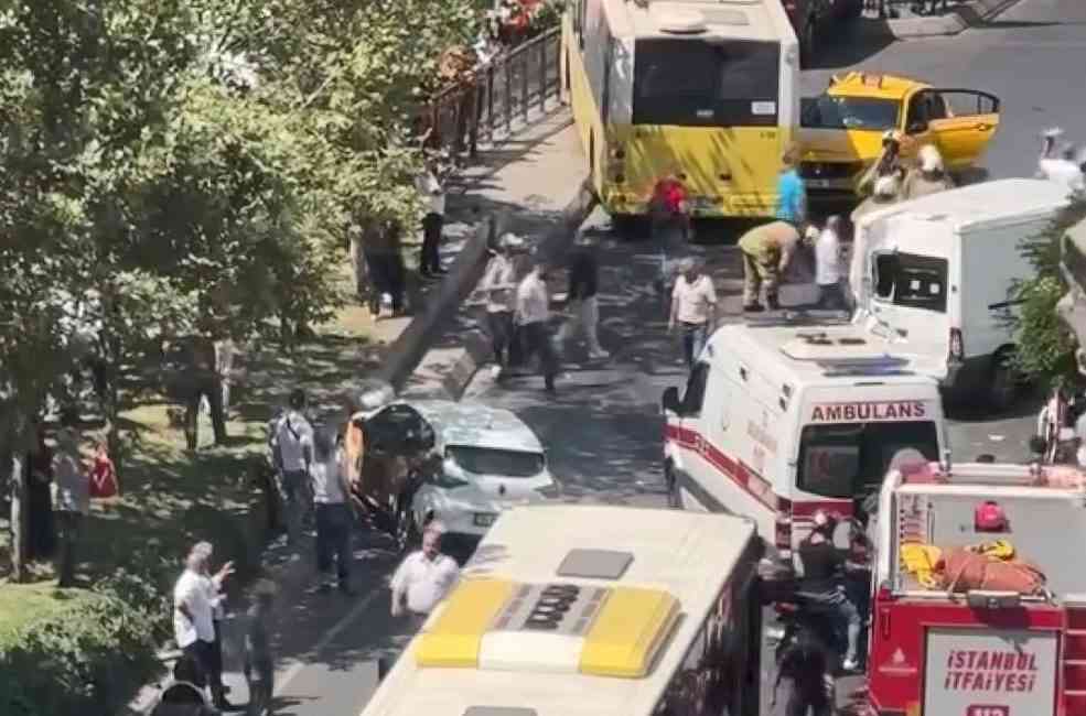 İETT Otobüsü de Kazaya Karıştıİstanbul’un Beyoğlu ilçesinde, İETT otobüsünün de