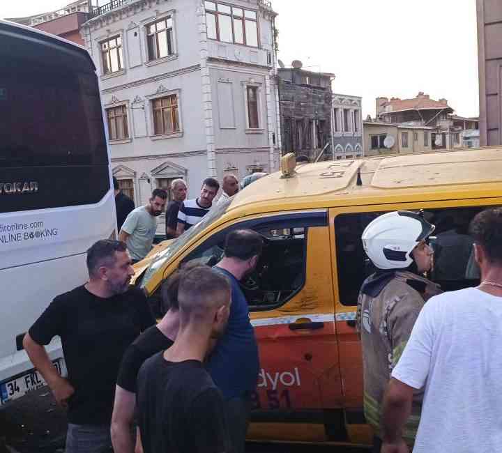 İstanbul Beyoğlu’nda, seyir halindeki dolmuşun park halindeki bir otobüse arkadan