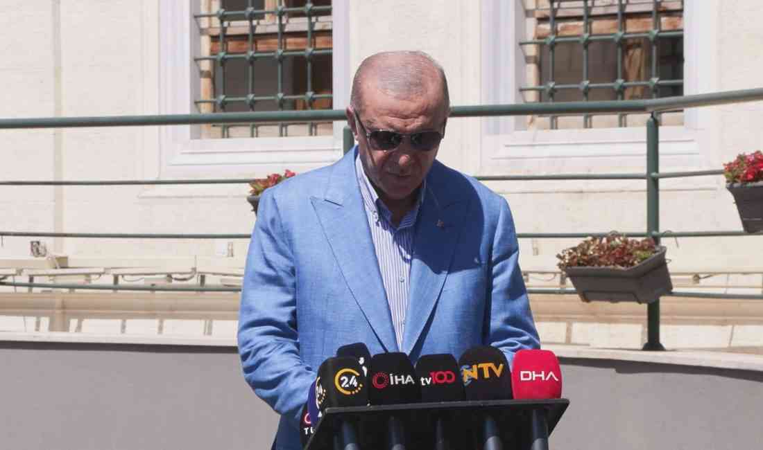 Cumhurbaşkanı Recep Tayyip Erdoğan, Cuma namazının ardından Üsküdar’da gazetecilerin gündeme