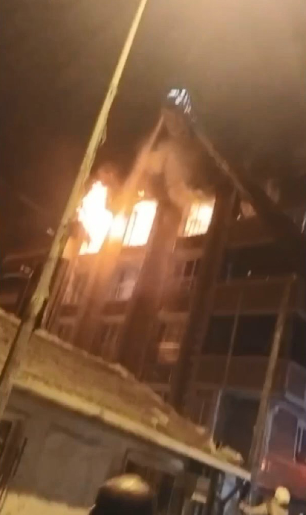 Yangın Gece Saatlerinde Çıktıİstanbul Gaziosmanpaşa’da, 6 katlı bir binanın üst
