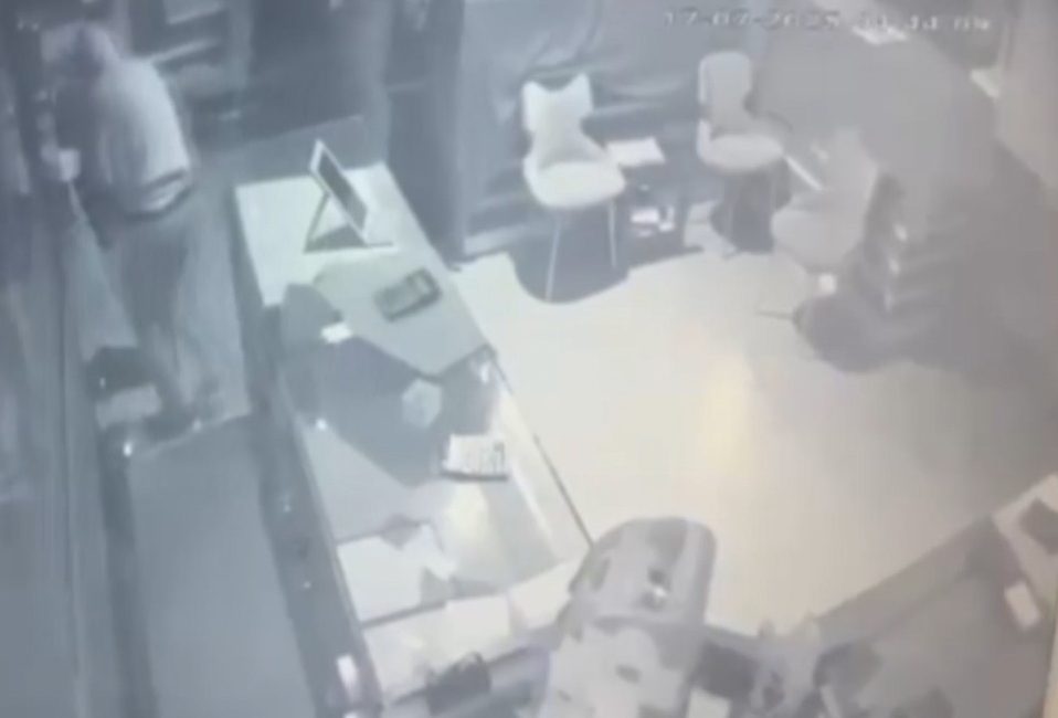 Gaziosmanpaşa’da 8 Kişilik Hırsızlık Çetesi Kuyumcudan 3 Kilogram Altın Çaldı Gaziosmanpaşa’da Kuyumcuya Geceli Operasyonİstanbul’un Gaziosmanpaşa ilçesinde, 17 Temmuz gecesi gerçekleşen